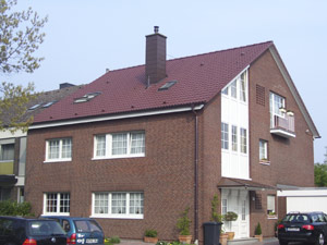Dachsanierung mit Braas Doppel-S Pfannen, Kupferrinnen und Dachüberständen